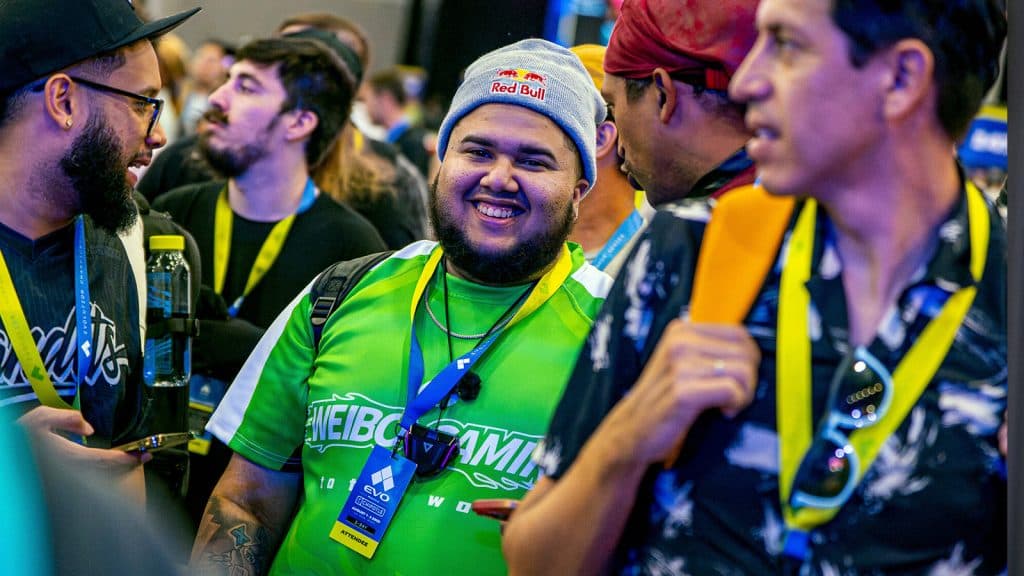 Menard strahlt in der Menge bei EVO 2025.