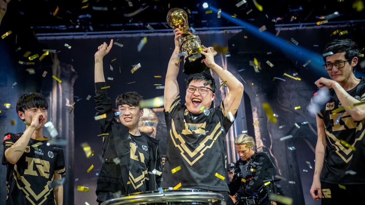 Uzi -Heben von MSI 2018 Trophäe