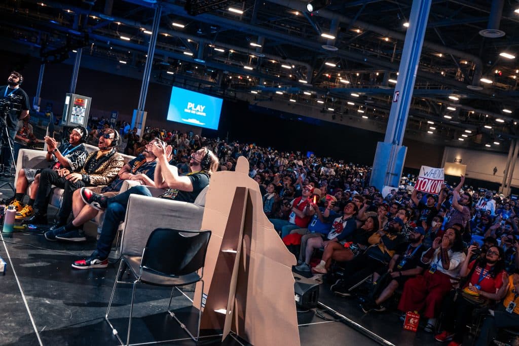 Eine Menge von Fans sieht zu Maximillian Dood -Spielen bei EVO 2025.