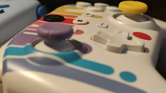 Gamesir Nova Lite: Ein Bild des Gamessir Nova Lite und Gioteck WX5+ Controller für den Nintendo Switch 2.