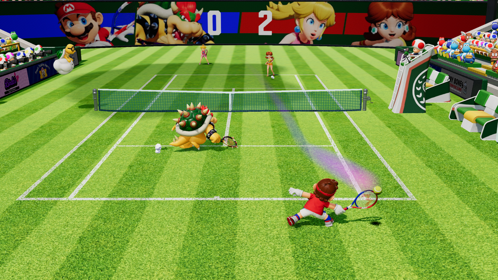 Mario hechtet in einem Mario Tennis Fever-Doppelspiel auf einem Rasenplatz nach einem Return. Er spielt mit Bowser; Auf der anderen Seite des Netzes finden sich Daisy und Peach